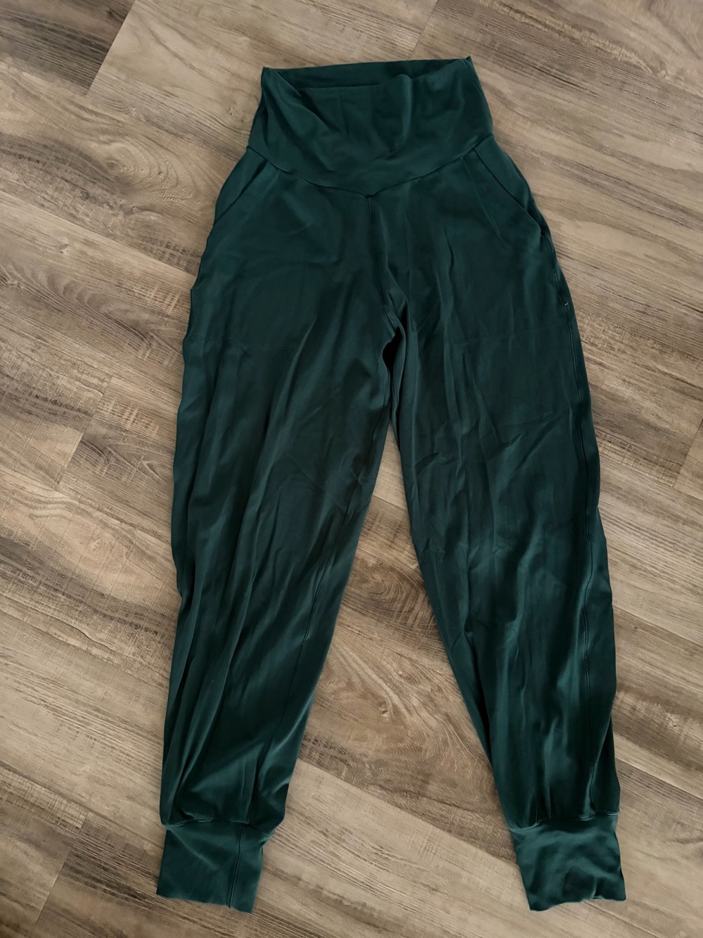 Deep Forest Green Offline by Aerie Real Me high-waisted joggers, size small